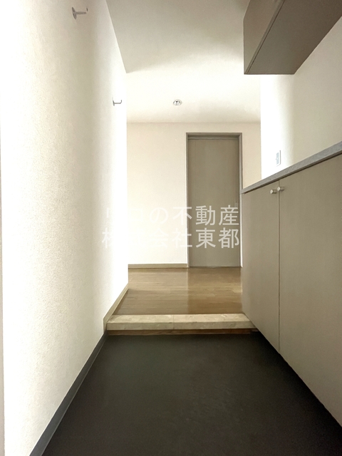 玄関　玄関には下駄箱があるのでスッキリとした空間を保てます