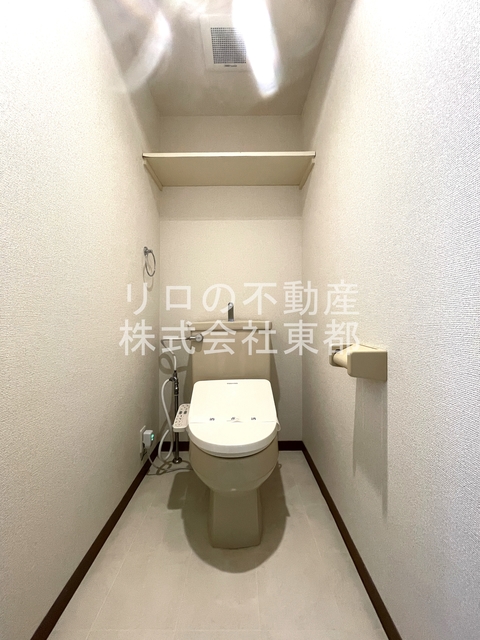 トイレ　上部にある収納棚へ収納可能です♪