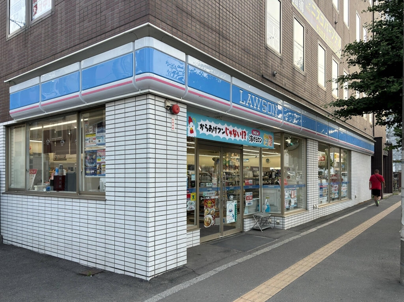 コンビニ　ローソン札幌二十四軒4条店（コンビニ）まで193m