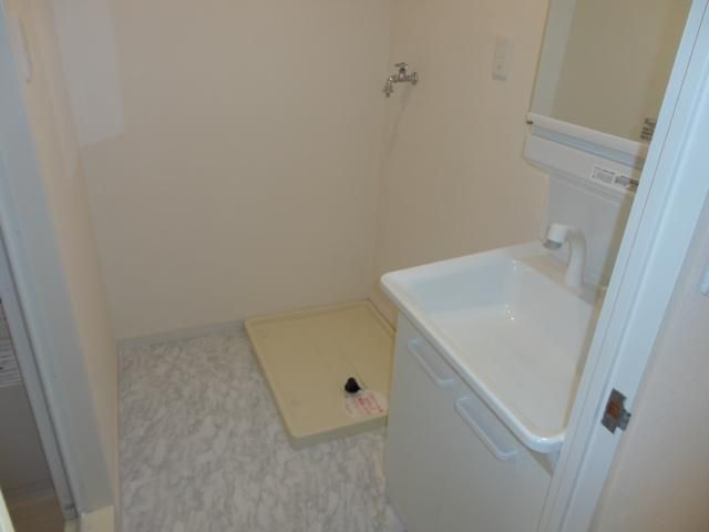 洗面設備　独立洗面台、小物を置くことができて便利です