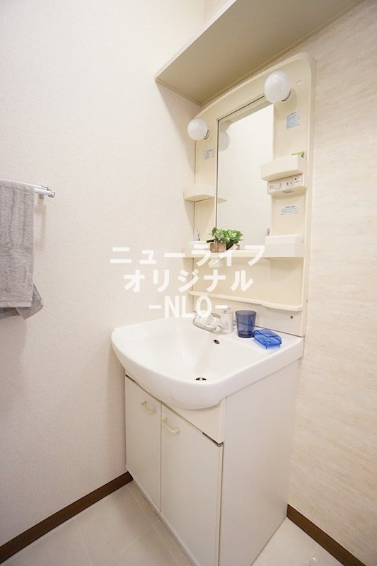 洗面設備　シャワー付き洗面台で忙しい朝でも楽に身支度が出来ます！