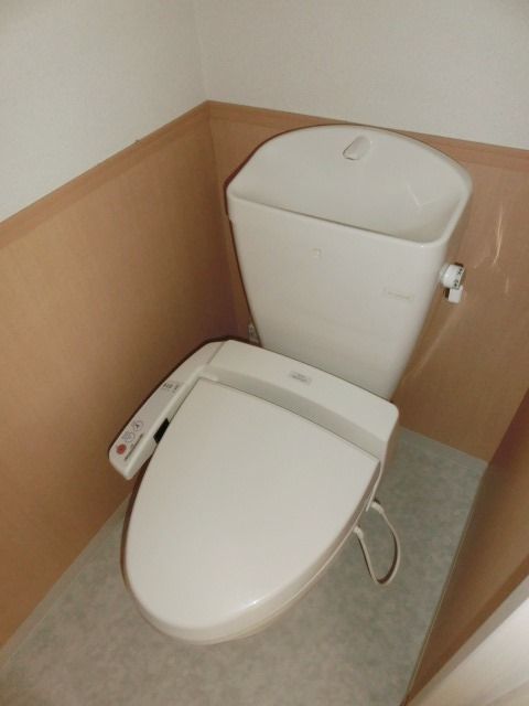 トイレ　温水洗浄便座付きのトイレ。