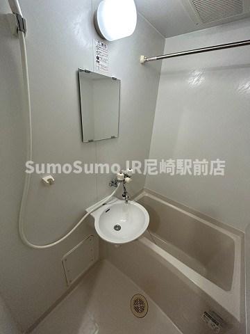 バス・シャワールーム　落ち着いた空間のお風呂です