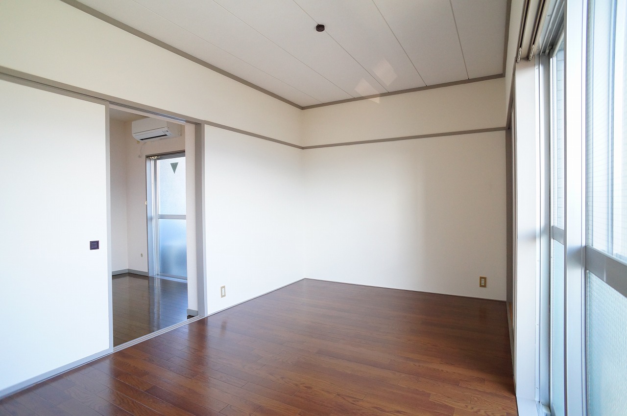 収納　２つのお部屋からバルコニーへの出入りが可能