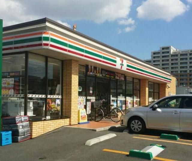 コンビニ　セブンイレブン江東新砂3丁目店（コンビニ）まで555m