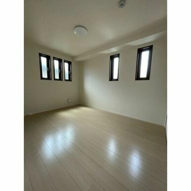 居室・リビング　角部屋ではありませんので、　別部屋の写真です。