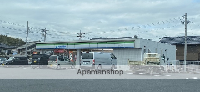 コンビニ　ファミリーマート（コンビニ）まで528m