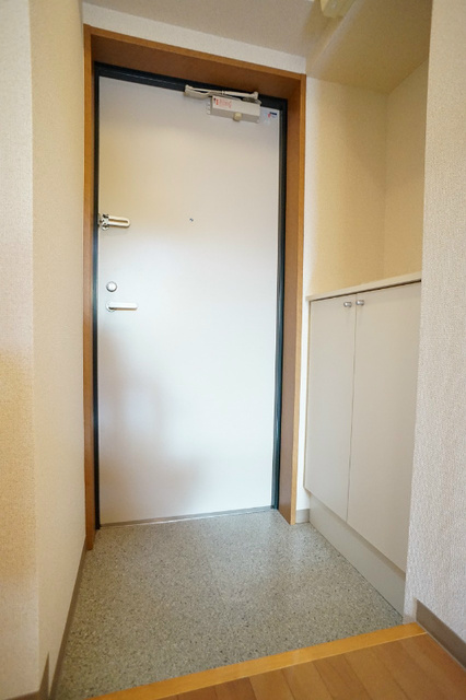 玄関　参考写真（同建物別部屋のものです）