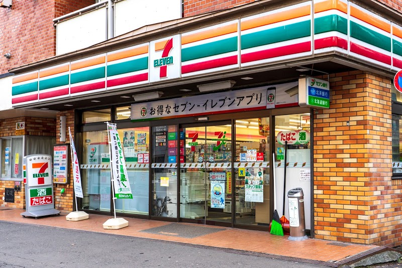 コンビニ　セブンイレブン札幌南5条東店（コンビニ）まで100m