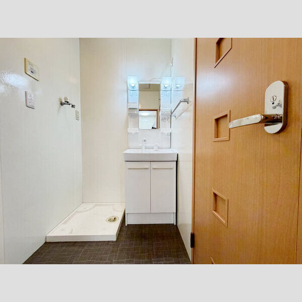 洗面設備　※写真は同じマンションの違う部屋のものになります。