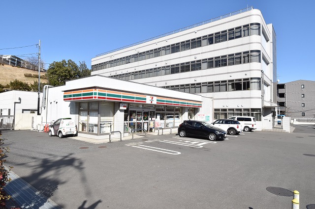 コンビニ　セブン-イレブン 多摩山王下１丁目店（コンビニ）まで121m