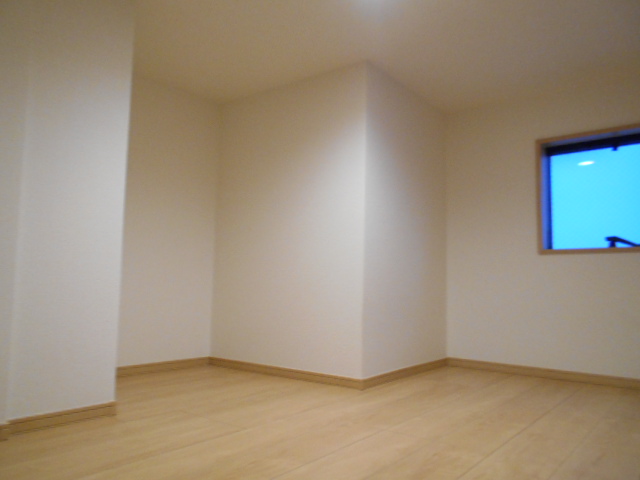 その他部屋・スペース　ロフトにも窓あります。