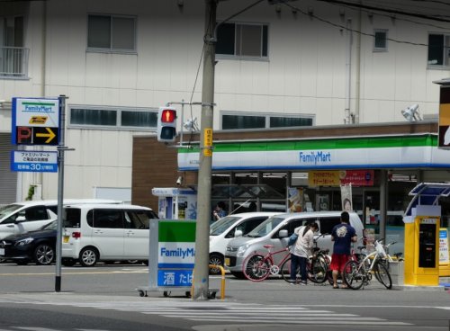 コンビニ　ファミリーマート 桜川二丁目店（コンビニ）まで105m