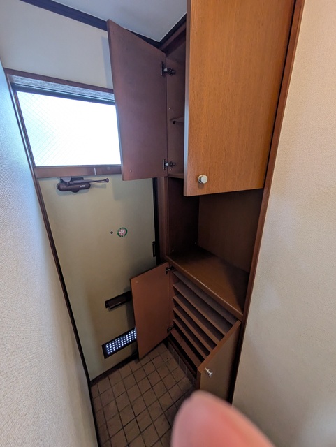玄関　※クリーニング前のお写真です