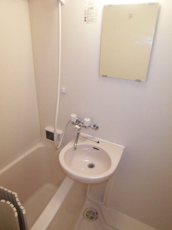バス・シャワールーム　※同タイプの別のお部屋です。