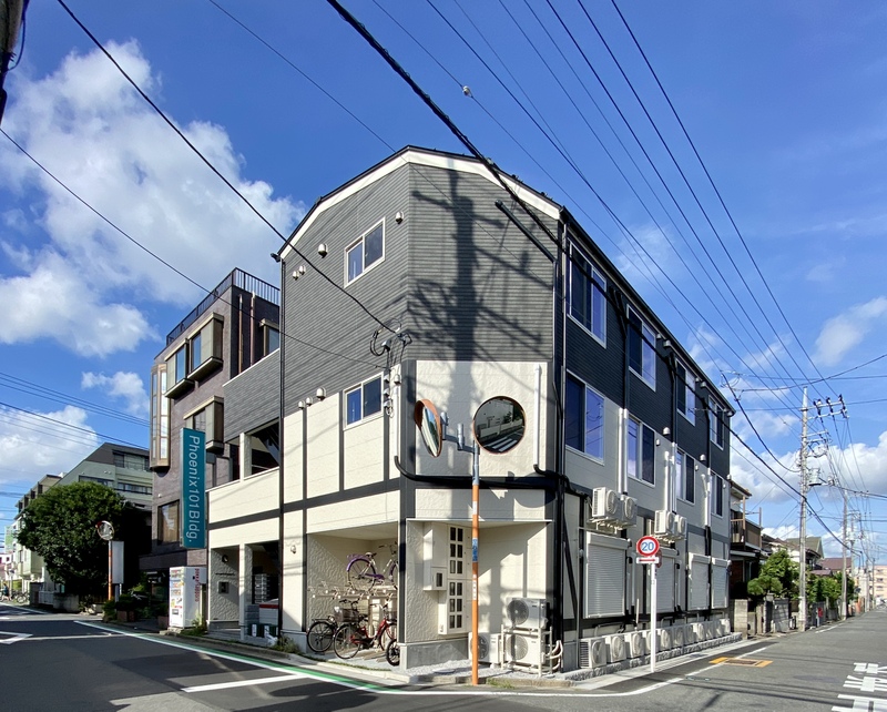 建物外観　角地にあるデザイナーズ物件♪