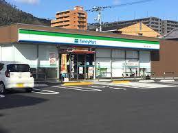 コンビニ　ファミリーマート（コンビニ）まで517m