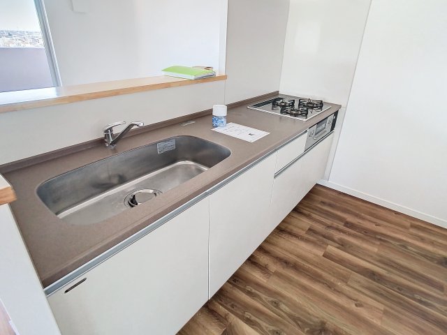 キッチン　掲載写真は同型モデルを掲載しており実際のお部屋と仕様等が異な