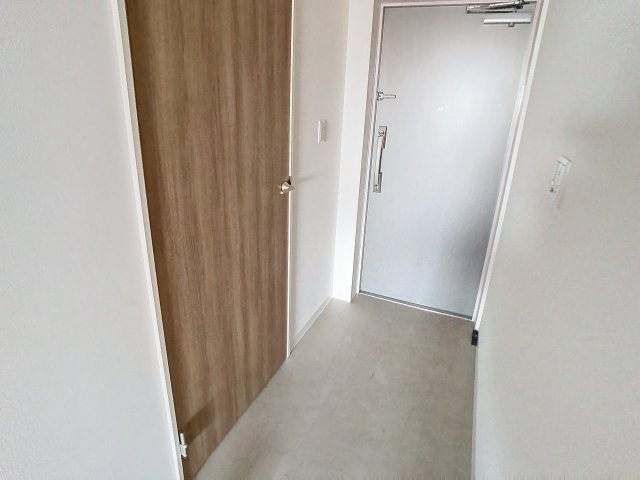 玄関　掲載写真は同型モデルを掲載しており実際のお部屋と仕様等が異な