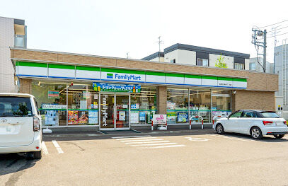 コンビニ　ファミリーマート札幌北8条東17丁目店（コンビニ）まで607m
