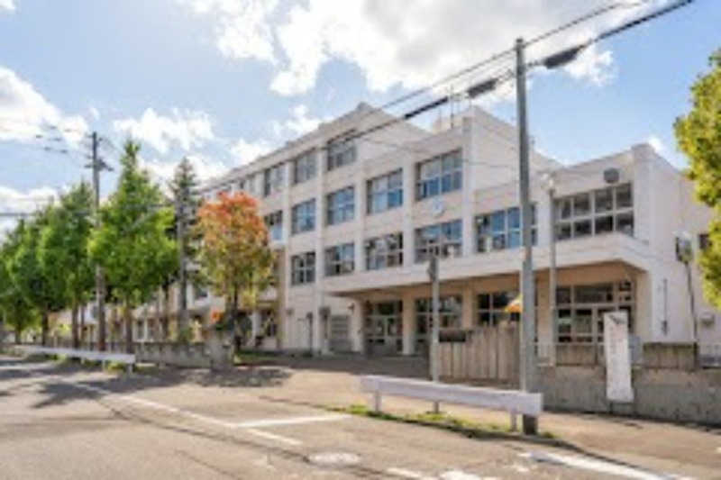 小学校　札幌市立八軒西小学校（小学校）まで800m