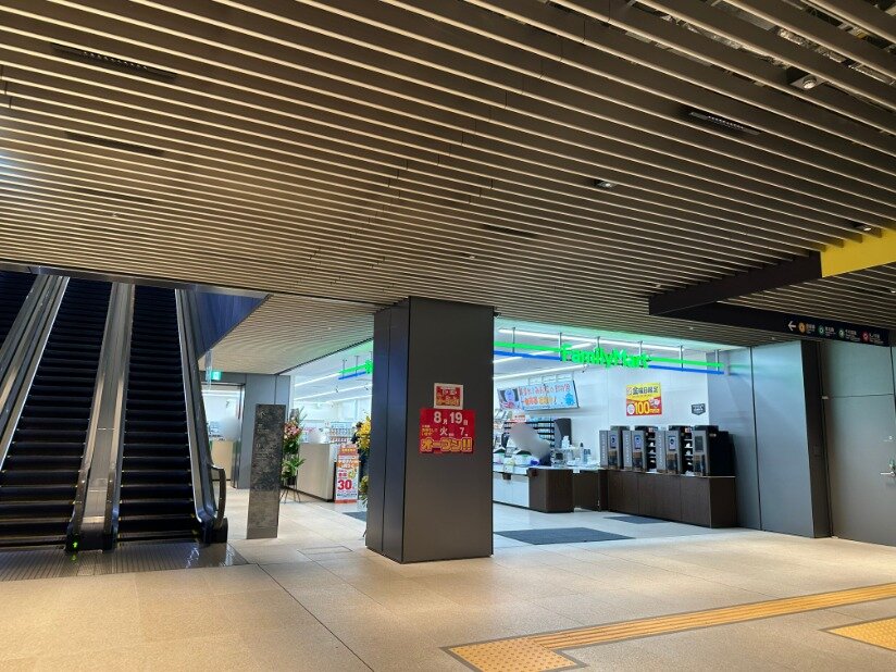 コンビニ　ファミリーマート赤坂グリーンクロス店（コンビニ）まで279m