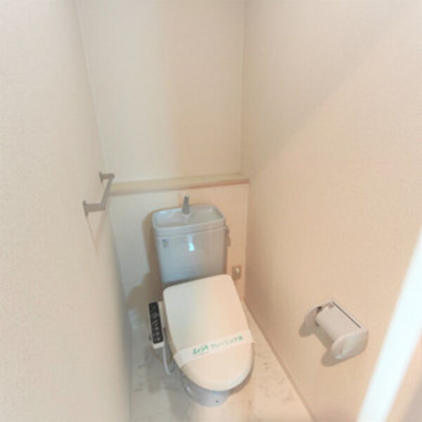 トイレ　※写真は同じマンションの違う部屋のものになります。