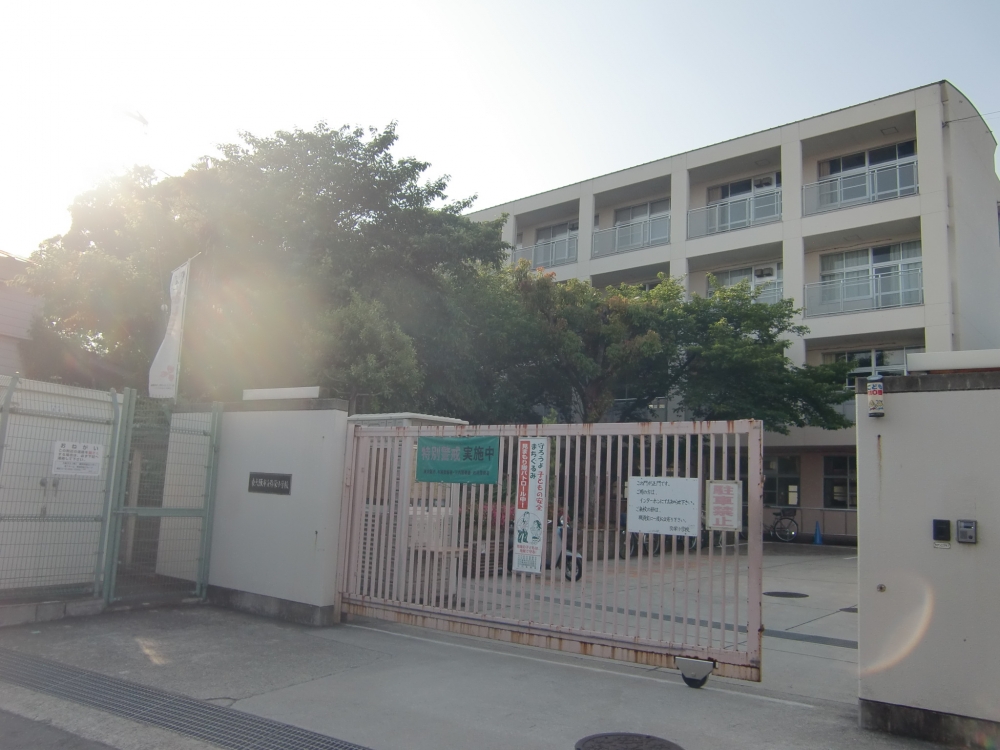 小学校　東大阪市立 弥栄小学校（小学校）まで588m