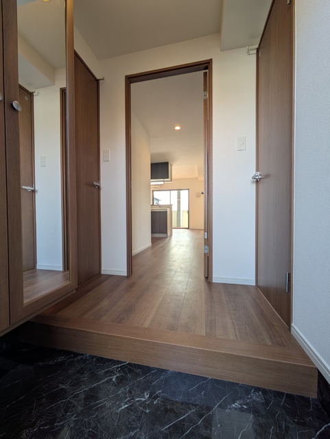 玄関　※現在建築中　３０１号室モデルルームの写真です