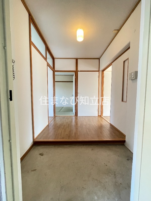 玄関　反転／別室同型写真