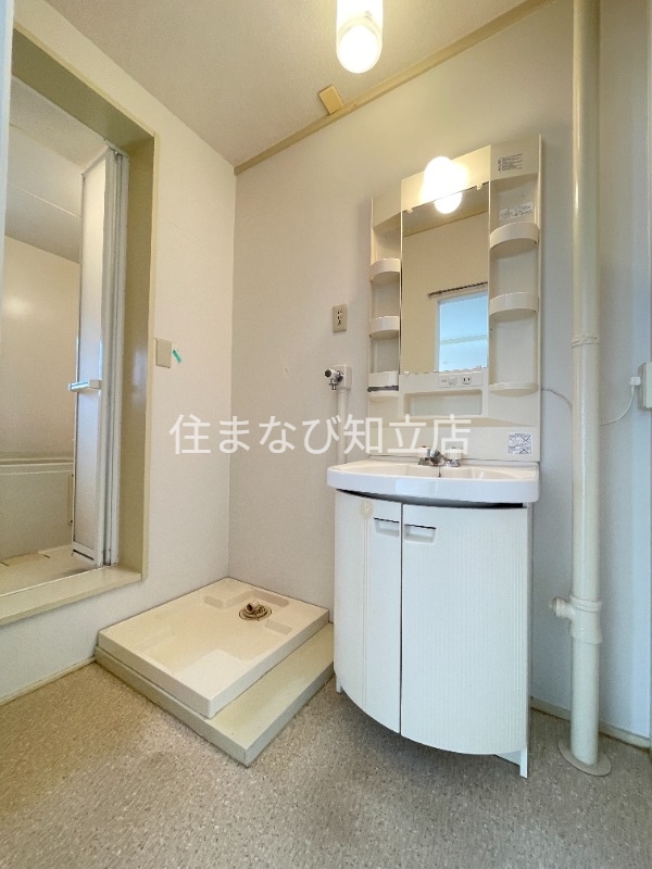 洗面設備　反転／別室同型写真