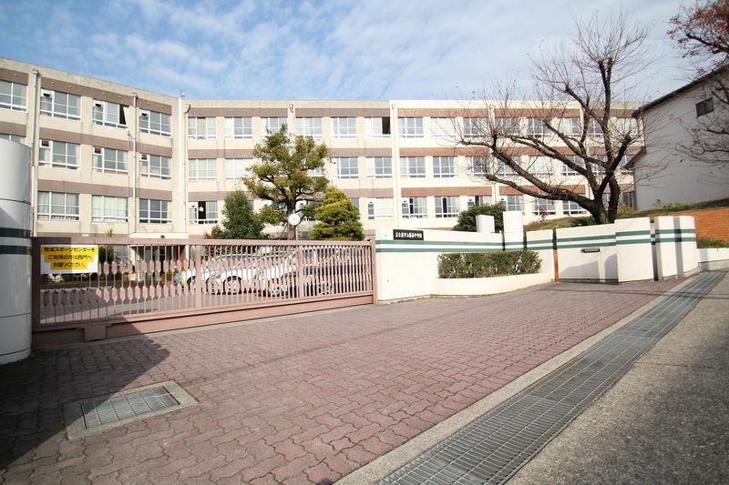 中学校　藤森中学校（中学校）まで590m