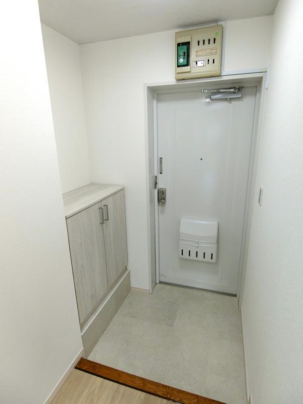 玄関　(参考)406号室の写真。303号室とは間取りが反転してます