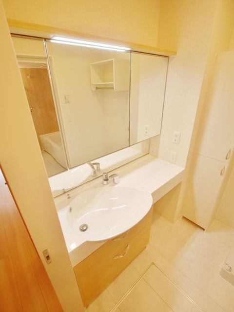 洗面設備　★大きな鏡の洗面台です★