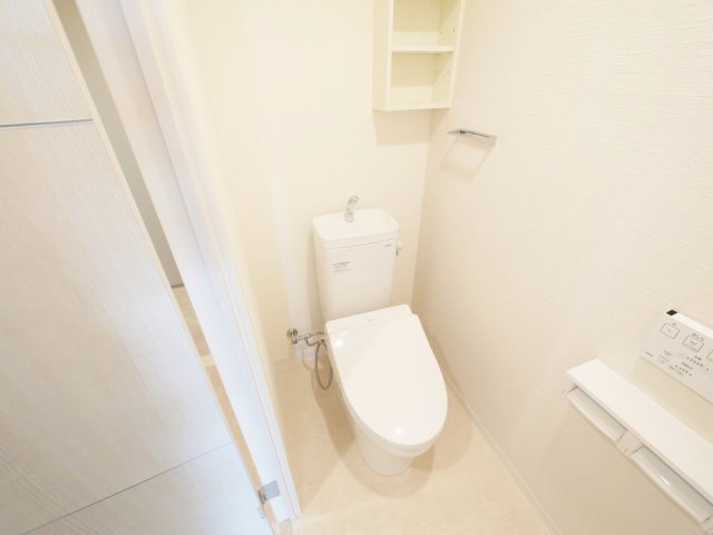 トイレ　落ち着いた色調のトイレです