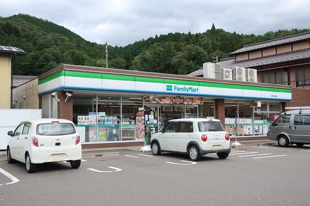 コンビニ　ファミリーマート（コンビニ）まで900m