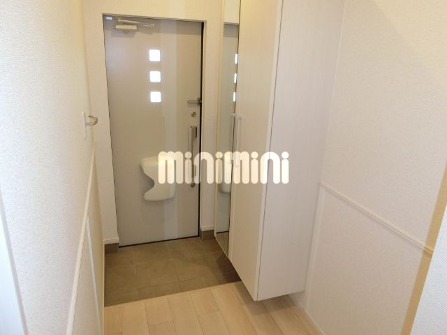 玄関　同型の部屋の写真を使用しております。