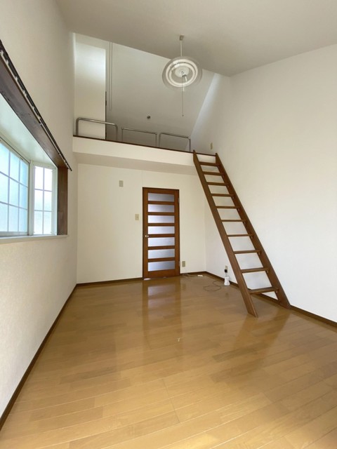居室・リビング　天井が高く開放的なお部屋です★※現況優先