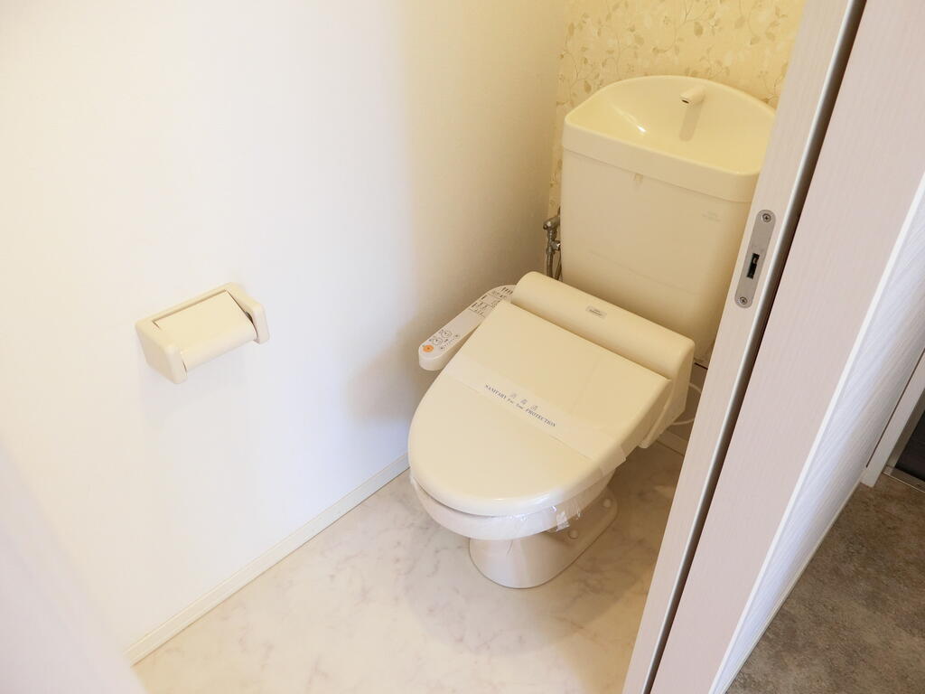 トイレ　同物件別部屋のものです。