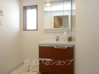 洗面設備　三面鏡付シャンプードレッサー・窓あり