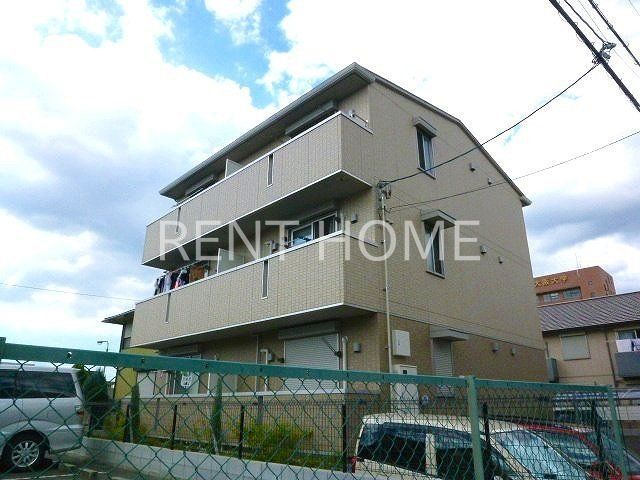 建物外観　3階建てのスマートな建物です。