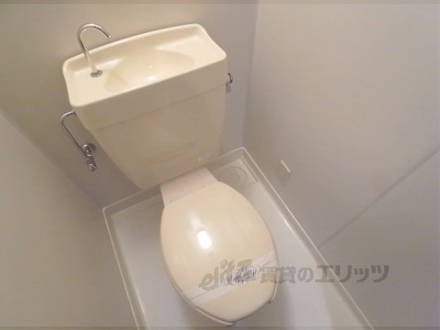 トイレ　トイレにもコンセントあります。