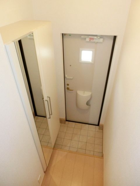 玄関　大きな下駄箱付の玄関です♪