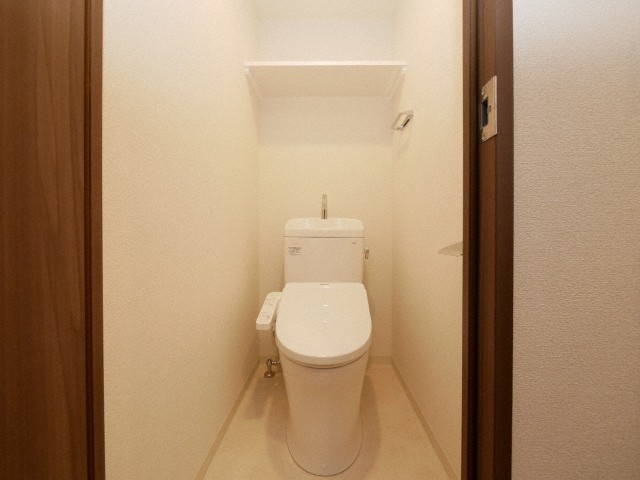 トイレ　落ち着いた色調のトイレです