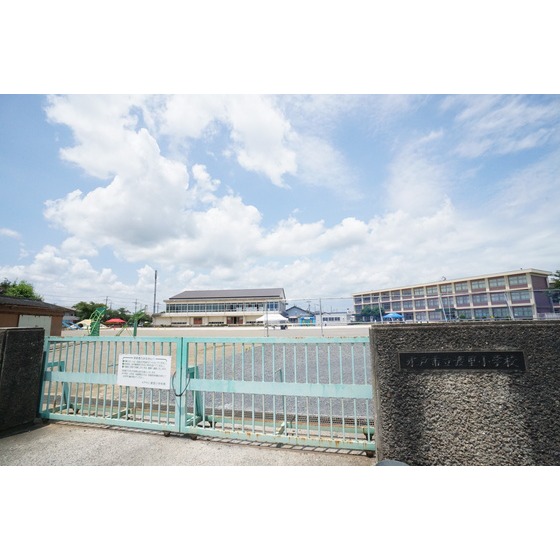 小学校　水戸市立渡里小学校（小学校）まで1049m