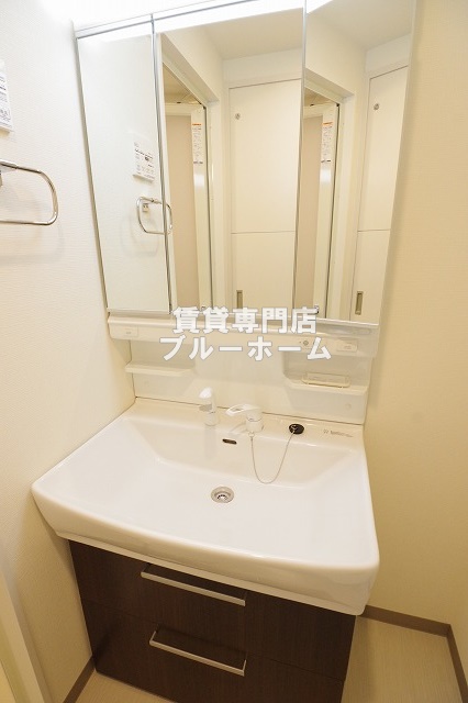 洗面設備　三面鏡独立洗面台！