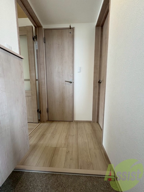 玄関　こちらは玄関になります。照明設備もございます。