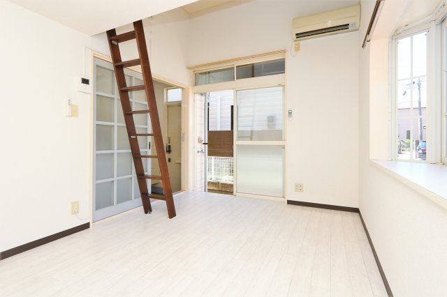 居室・リビング　参考写真（同物件別部屋）