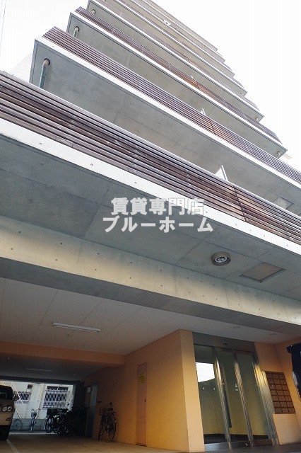 建物外観　鉄筋コンクリート造8階建ての物件！