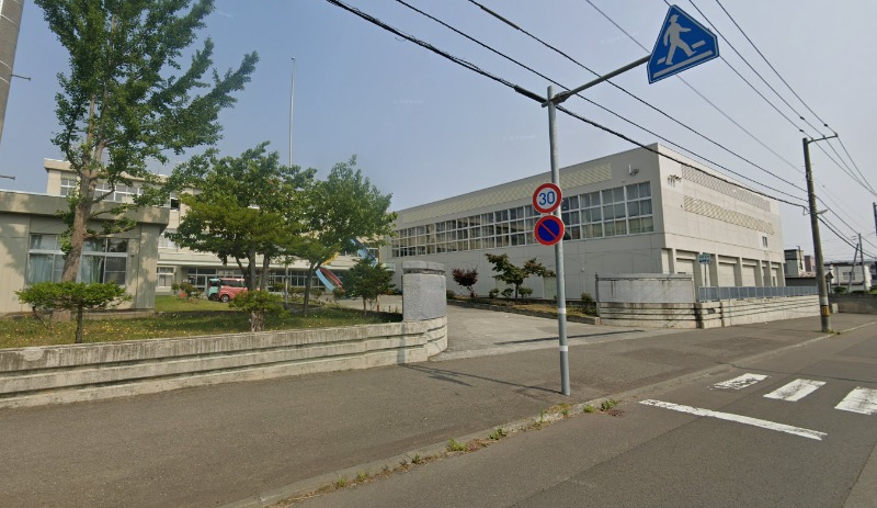 中学校　札幌市立手稲東中学校（中学校）まで327m